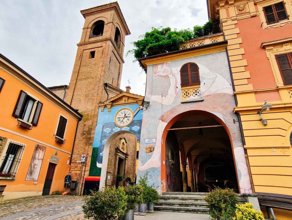 Muri dipinti nel centro storico di Dozza