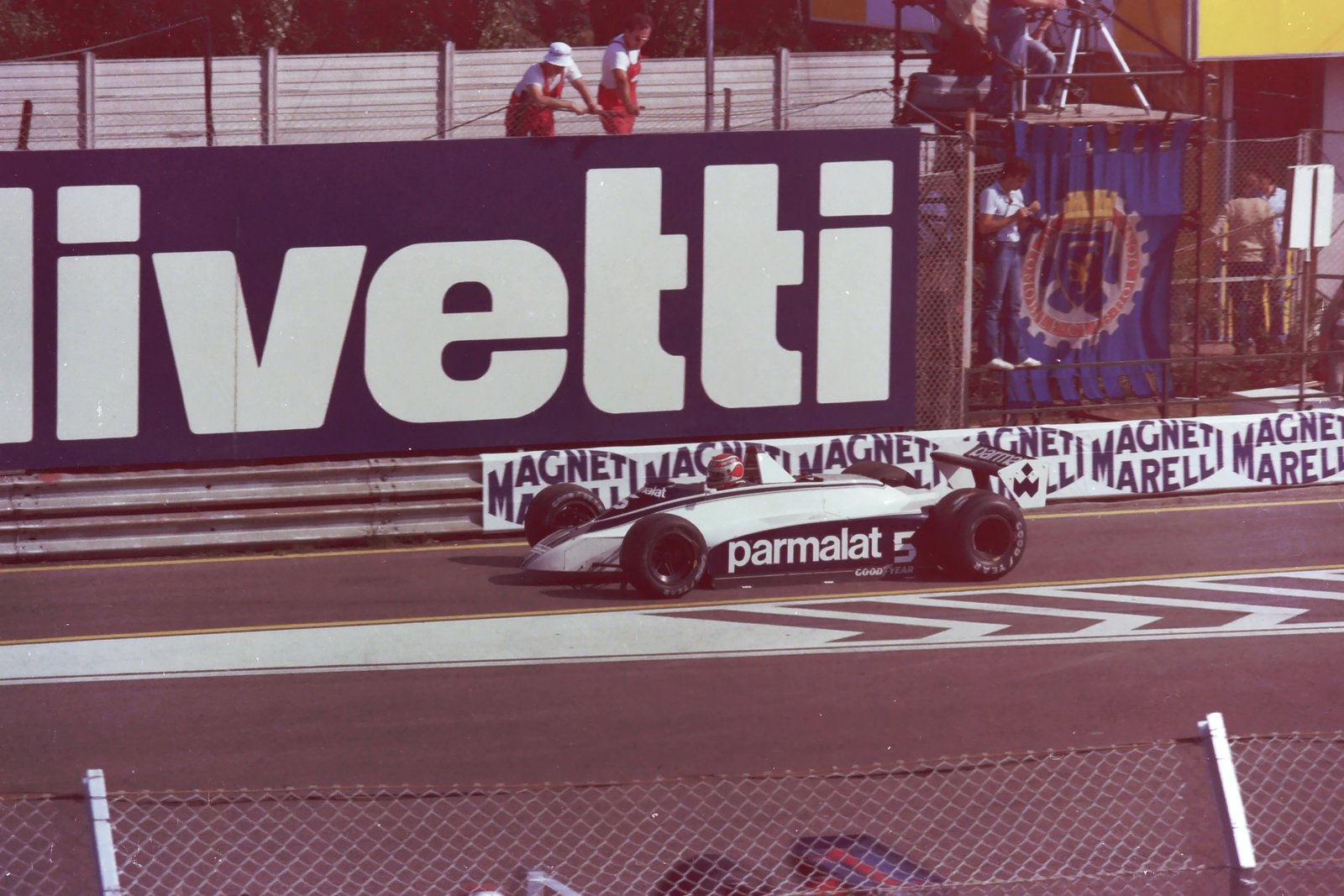 La Brabham di Nelson Piquet esce dalla corsia box dell'autodromo di Imola durante le prove del Gran Premio d'Italia 1980