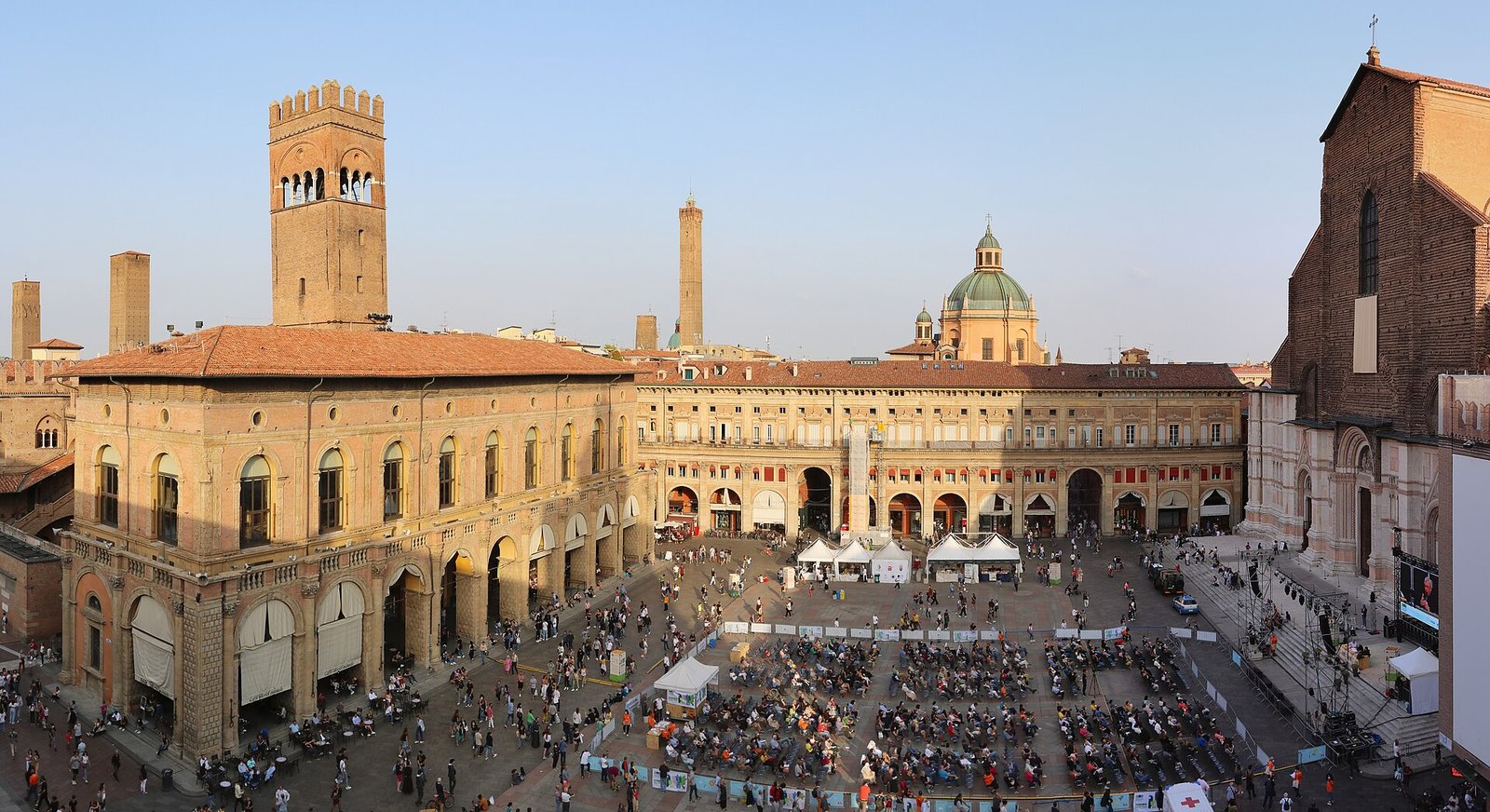 Piazza Maggiore e Basilica di San Petronio a Bologna viste dall'alto