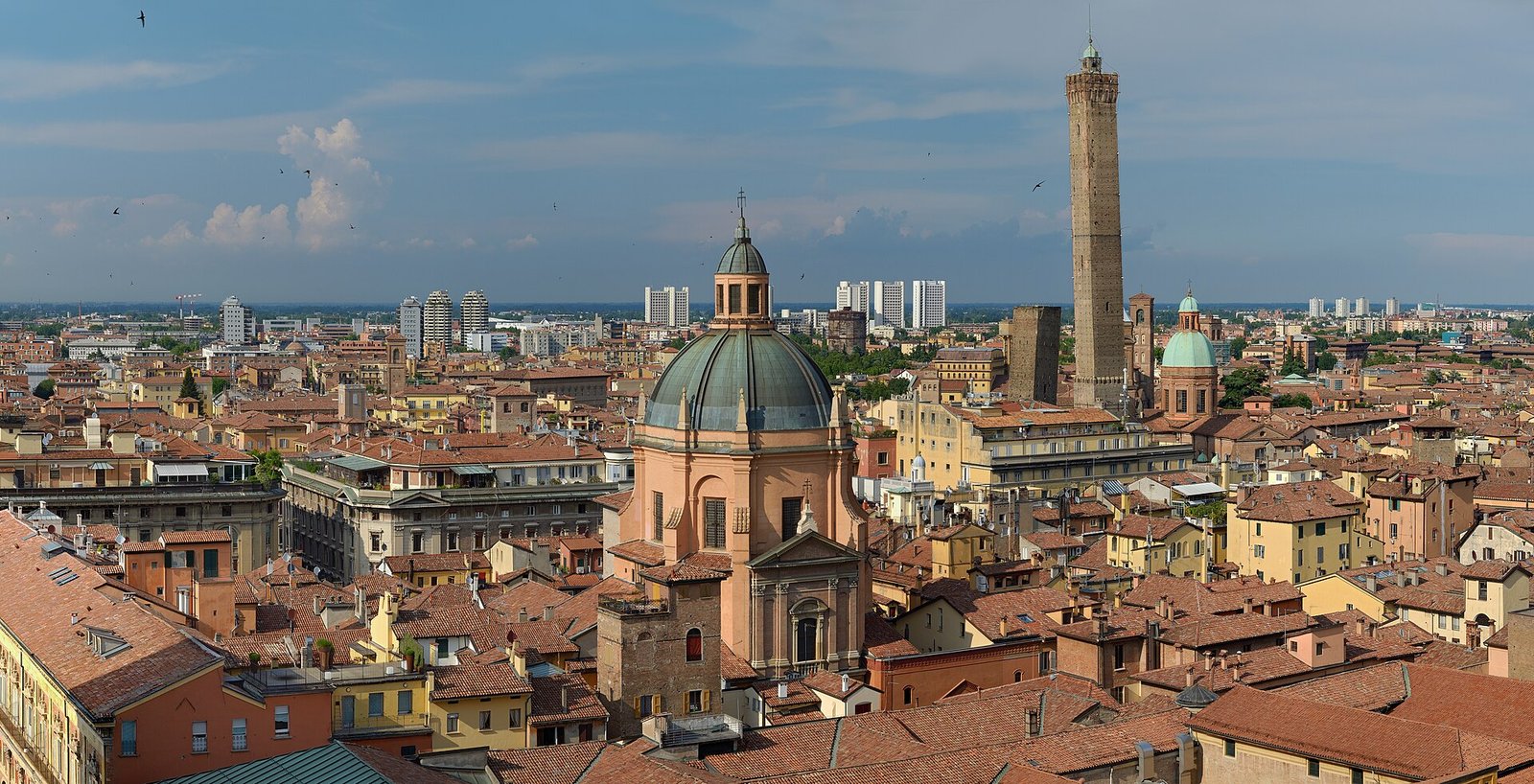 I tetti rossi di Bologna con la Torre degli Asinelli sullo sfondo