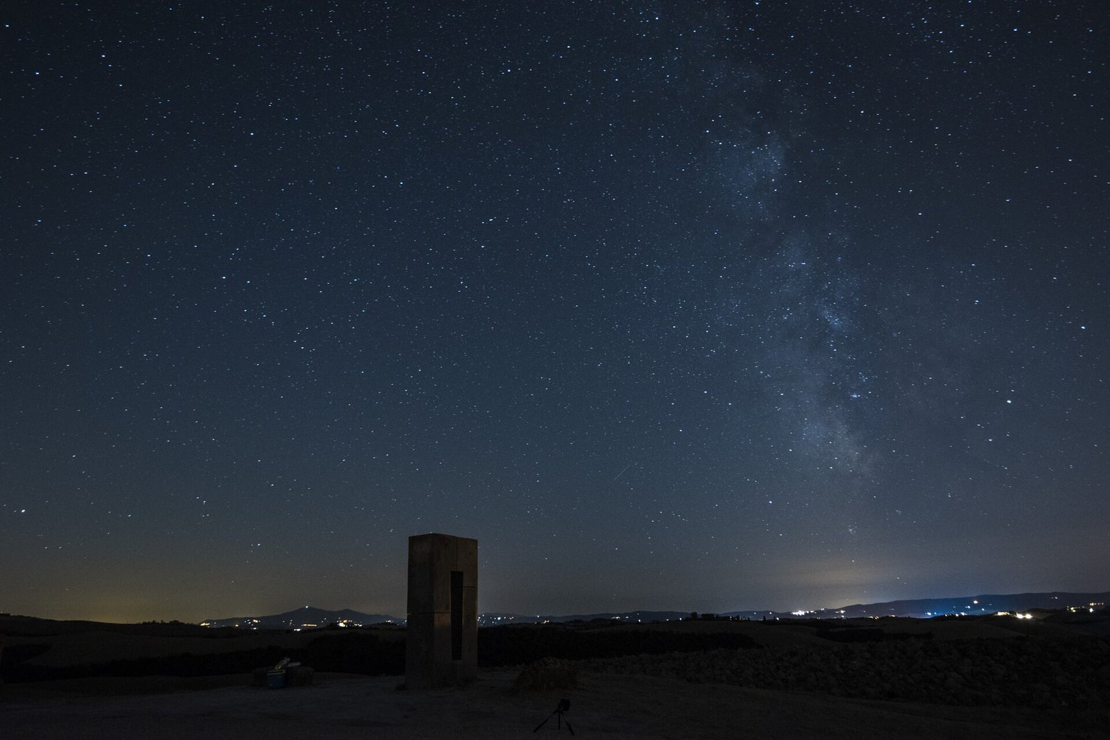 Cielo stellato con la Via Lattea sulla campagna di notte