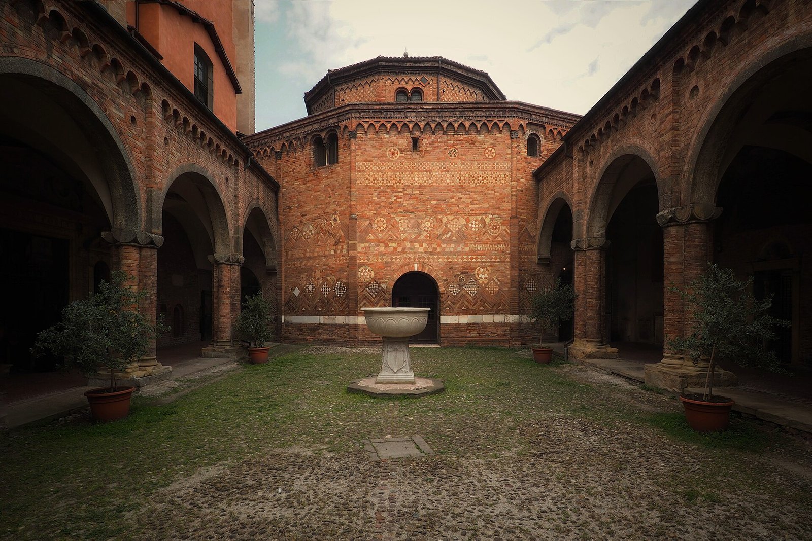 Complesso di Santo Stefano, le Sette Chiese di Bologna, con il Catino di Pilato