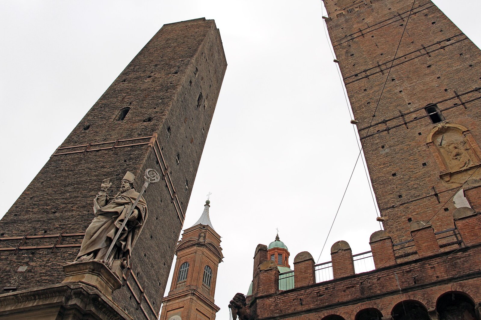 Le Due Torri di Bologna, la Garisenda e la Torre degli Asinelli, viste dal basso