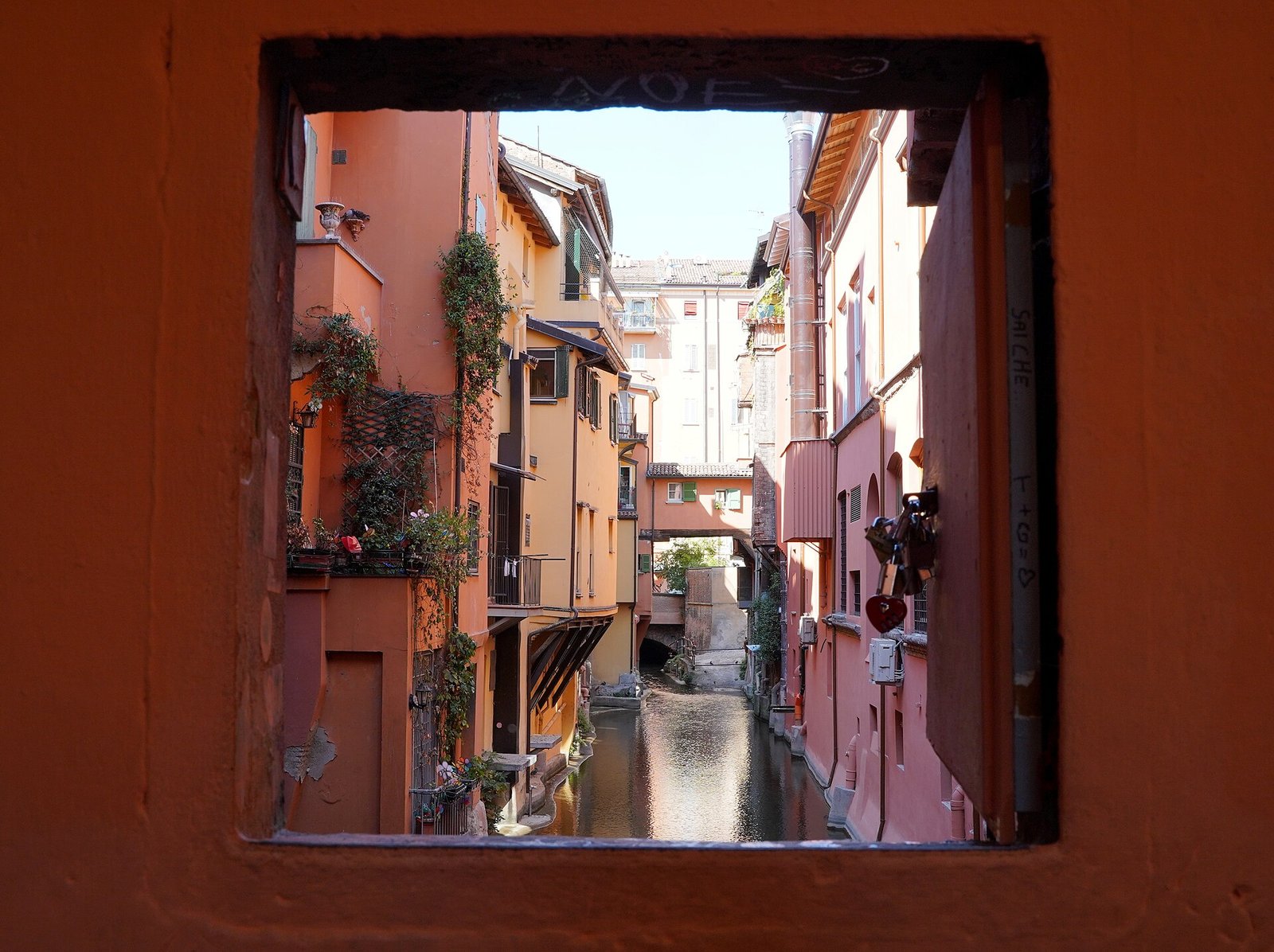 Finestrella di via Piella sul canale delle Moline a Bologna