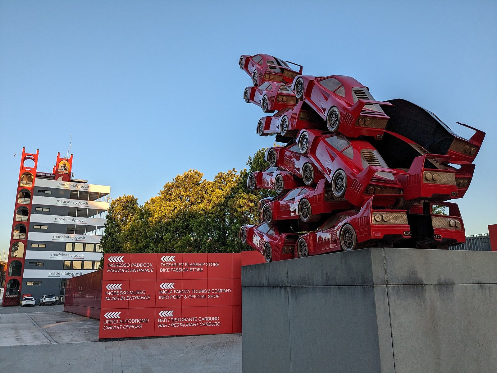 Scultura con Ferrari F40 rosse impilate all'ingresso dell'autodromo di Imola