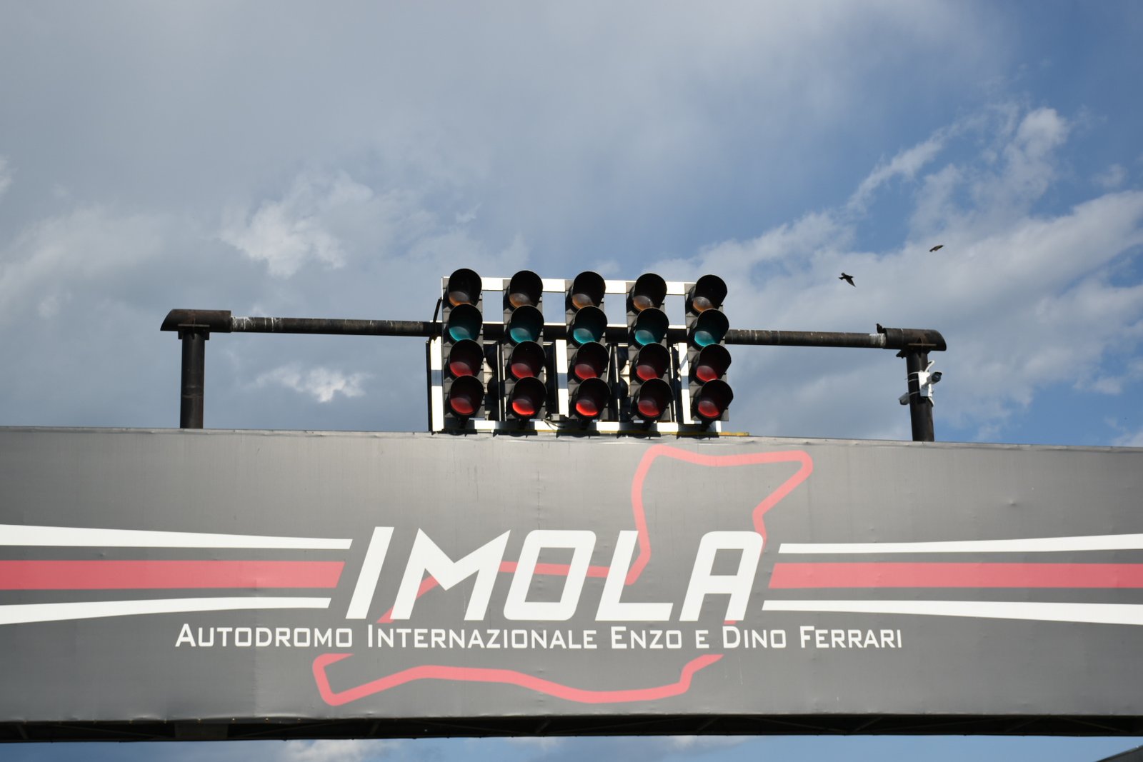 Insegna dell'Autodromo Internazionale Enzo e Dino Ferrari di Imola con i semafori di partenza