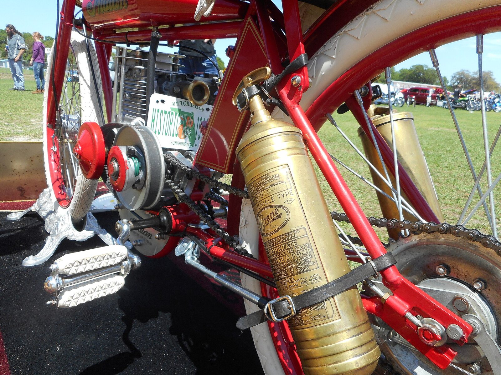Dettaglio di una moto d'epoca Indian del 1914 con estintore in ottone a un raduno per collezionisti
