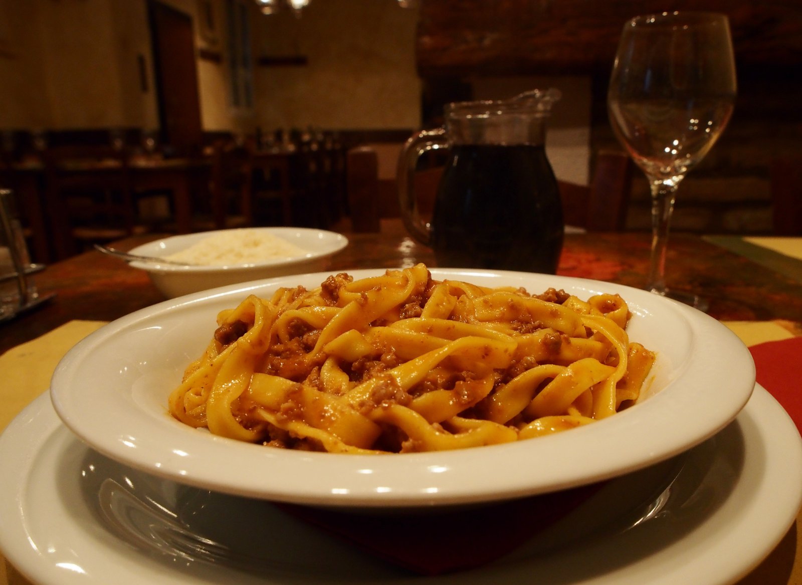 Piatto di tagliatelle al ragù servito in un'osteria storica di Bologna