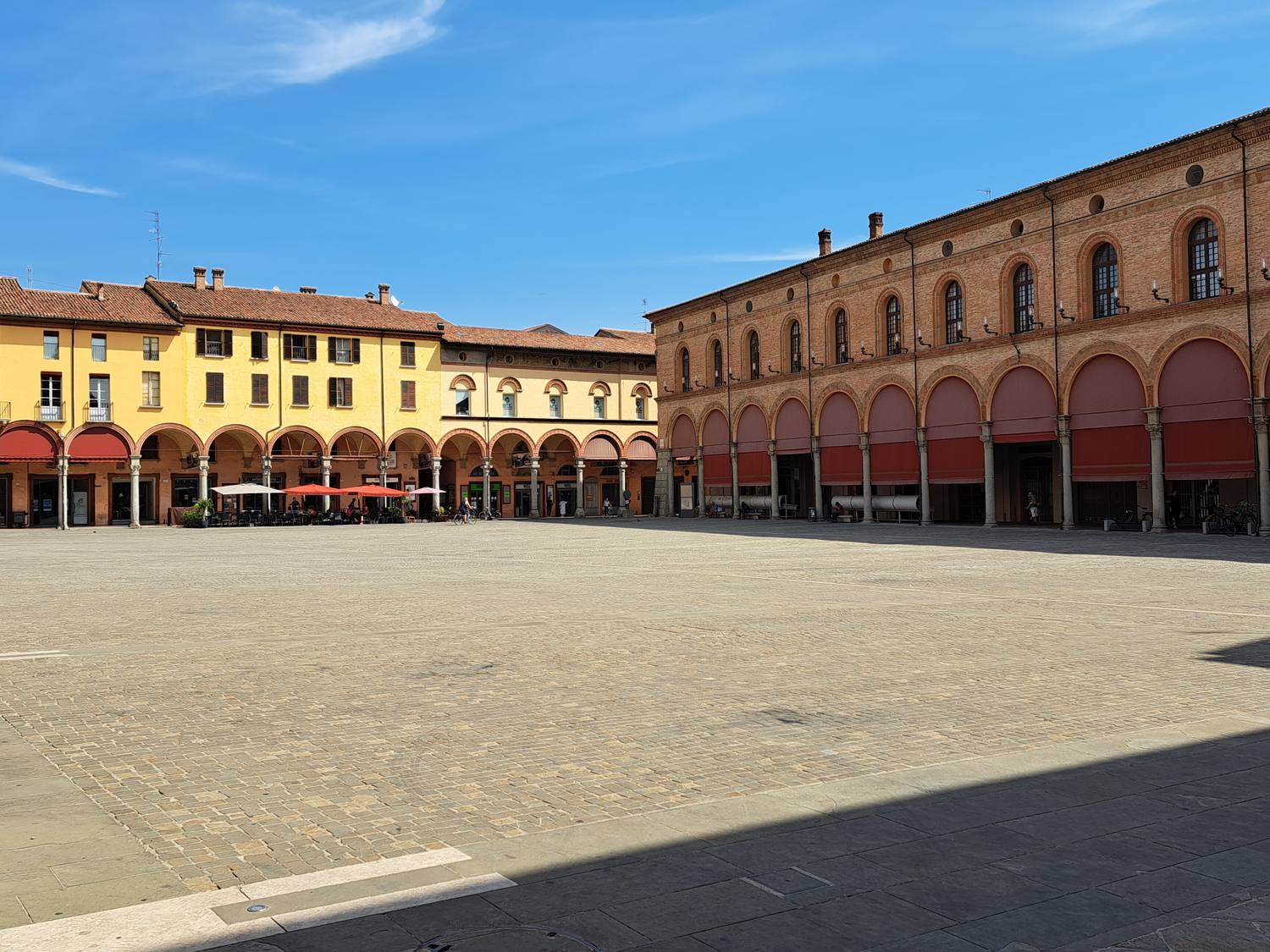 I portici di Piazza Matteotti a Imola, dove si affacciano le osterie e i ristoranti del centro