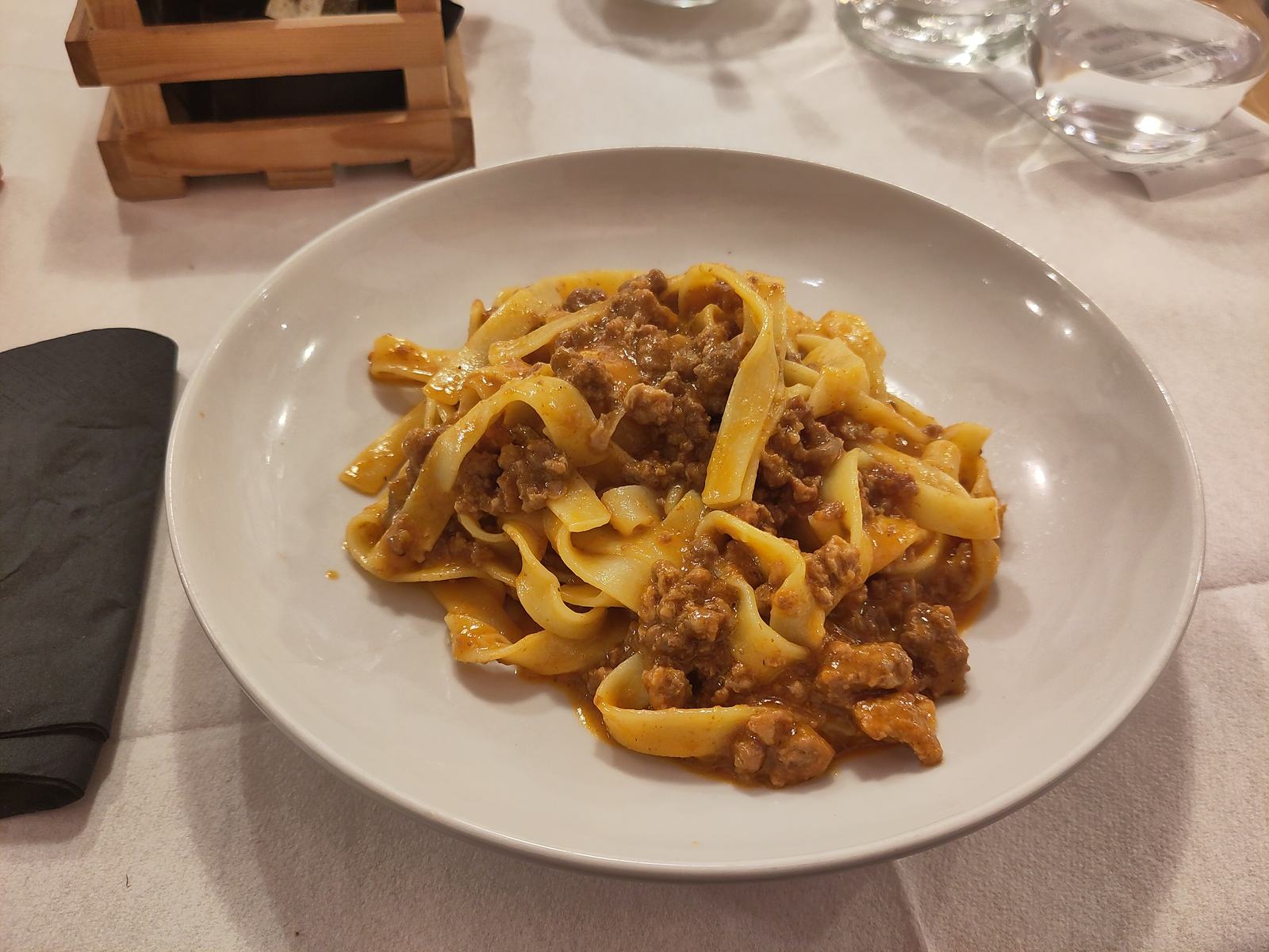 Piatto di tagliatelle al ragù servito al ristorante su una tavola apparecchiata