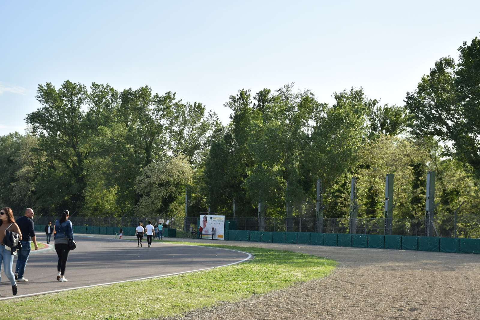 Visitatori a piedi sulla pista alla curva del Tamburello dell'Autodromo di Imola il 1° maggio 2019, nel ricordo di Ayrton Senna