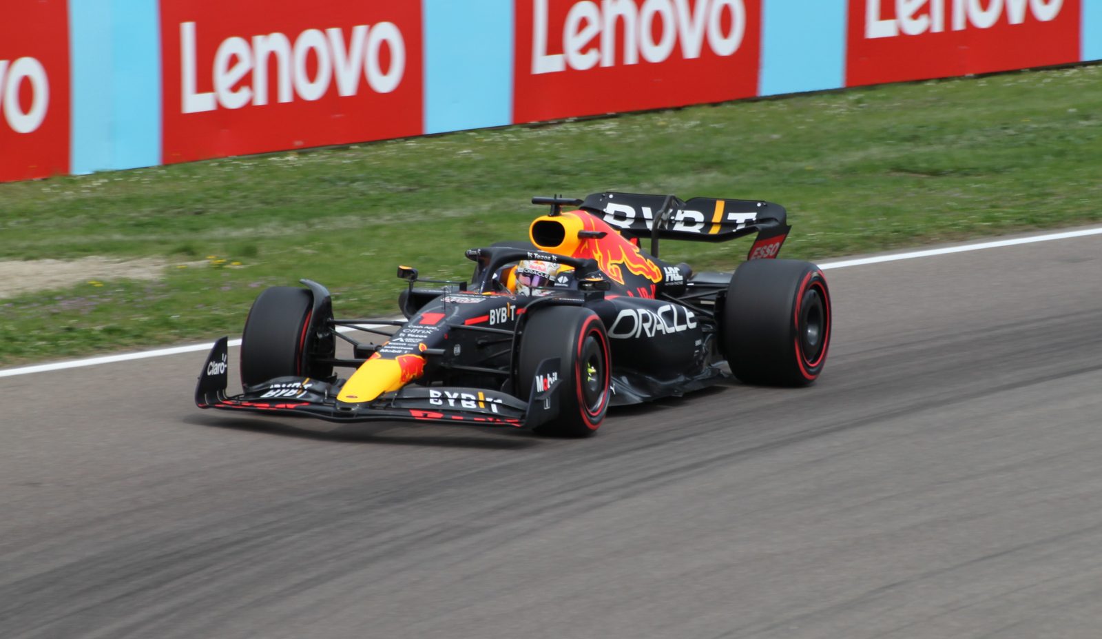 La Red Bull di Max Verstappen in pista all'Autodromo di Imola durante il Gran Premio del 2022