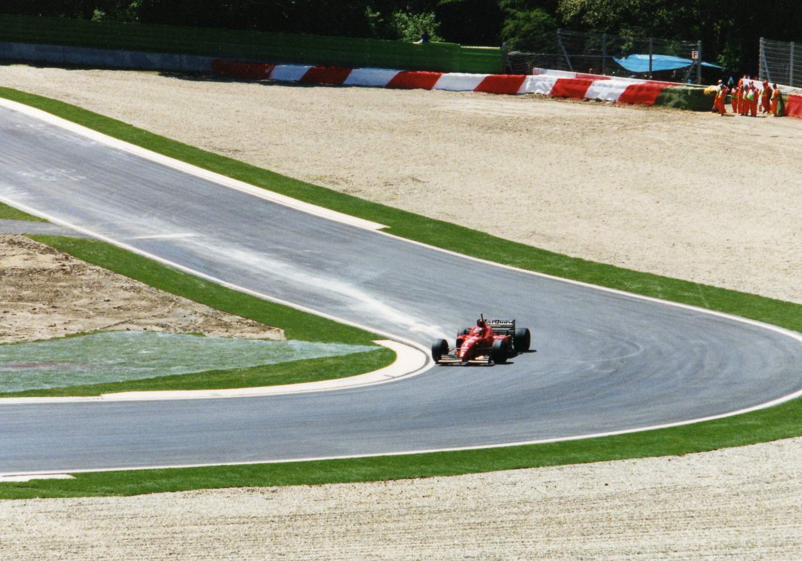 La Ferrari di Michael Schumacher in una variante del circuito di Imola durante le prove del Gran Premio di San Marino 1996