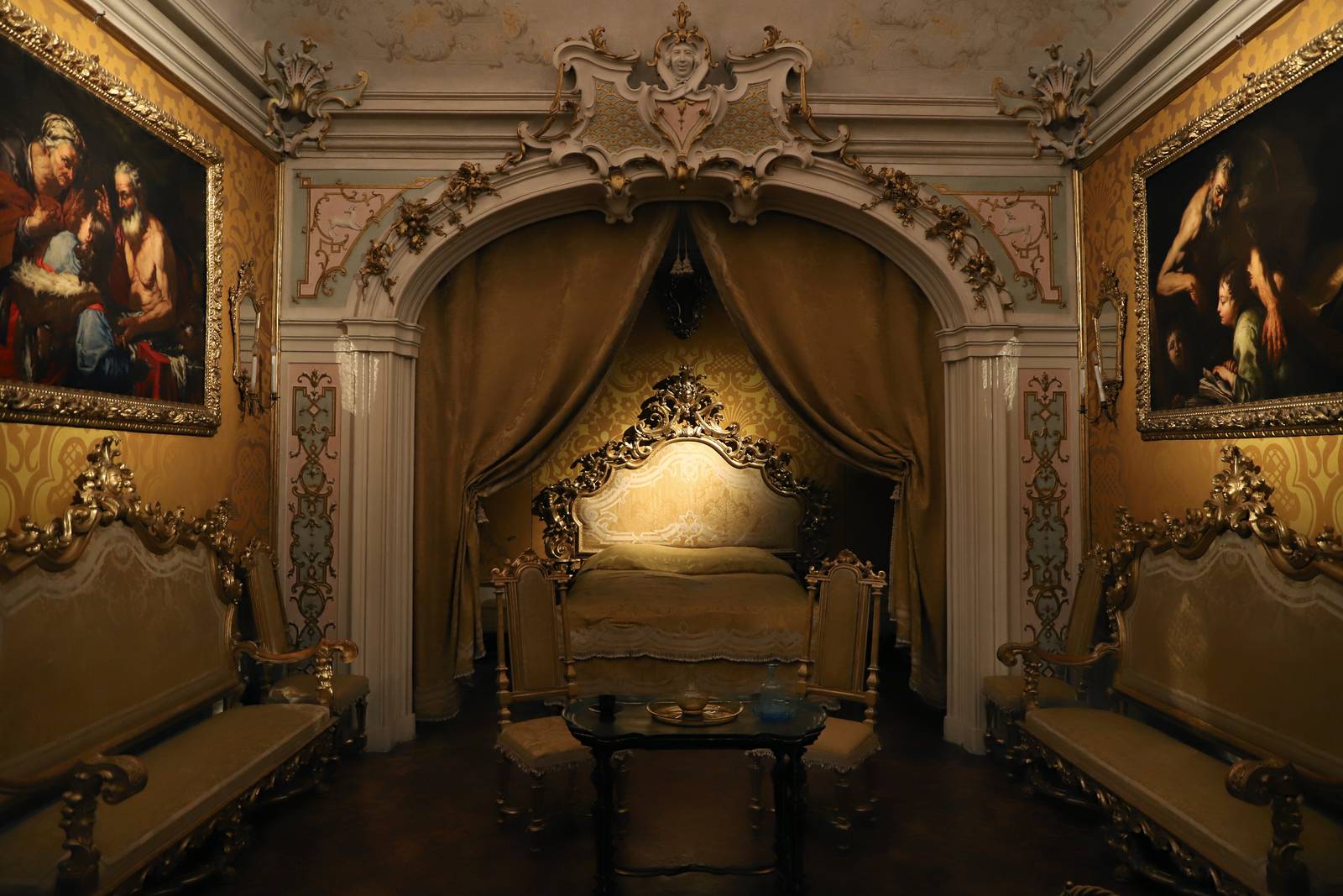 L'alcova dell'Appartamento Barocchetto di Palazzo Tozzoni a Imola, con il letto a baldacchino e le decorazioni dorate