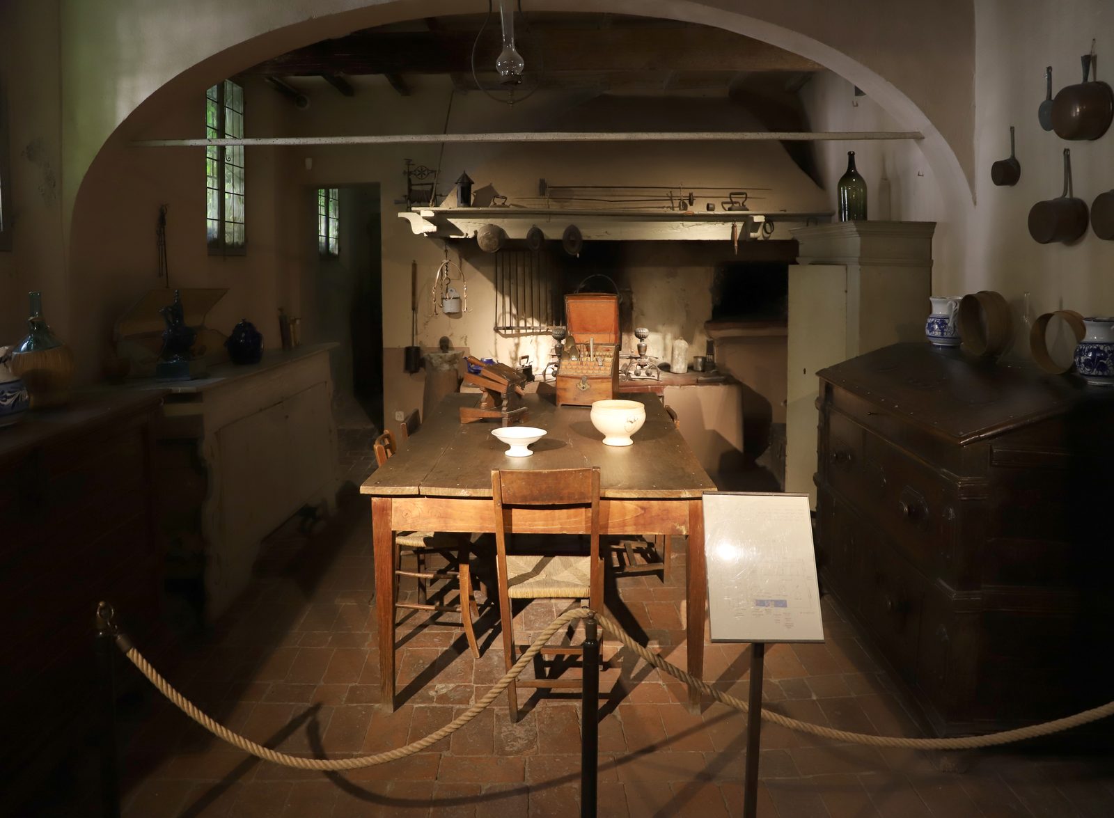 Le antiche cucine di Palazzo Tozzoni a Imola con il tavolo, le stoviglie e i tegami in rame