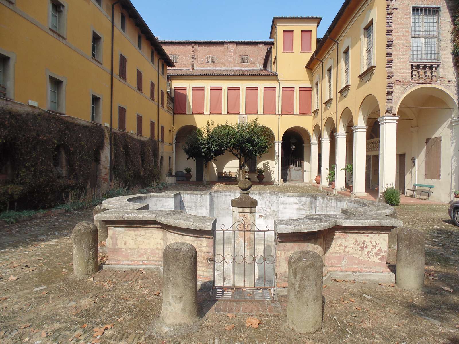Il cortile interno di Palazzo Tozzoni a Imola con il portico e la vasca centrale