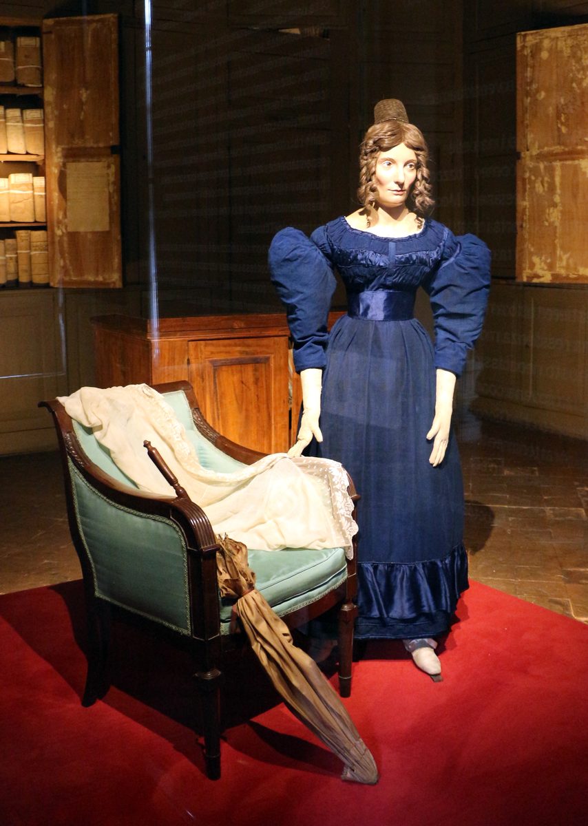 Il manichino della contessa Orsola Bandini Tozzoni con l'abito di seta blu, a Palazzo Tozzoni