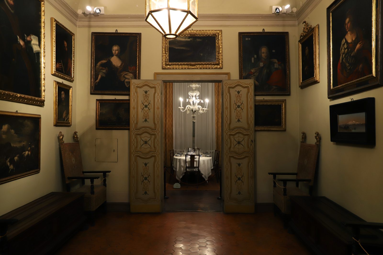 La quadreria al piano terra di Palazzo Tozzoni a Imola, con ritratti e dipinti alle pareti