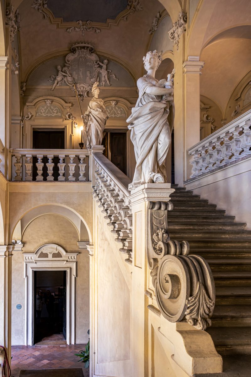 Lo scalone d'onore di Palazzo Tozzoni a Imola con le statue in stucco